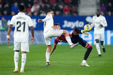 Lucas Torró consigue despejar la pelota medio cayéndose con la oposición de Dani Ceballos.