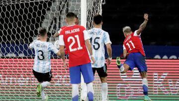 AMDEP4150. R&Iacute;O DE JANEIRO (BRASIL), 14/06/2021.- El jugador Eduardo Vargas (d) de Chile anota hoy de cabeza contra Argentina, durante un partido de la Copa Am&eacute;rica en el estadio Ol&iacute;mpico Nilton Santos, en R&iacute;o de Janeiro (Brasil