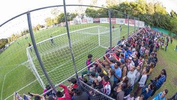 Chivas regres&oacute; a la actividad este jueves. Tras dos d&iacute;as de descanso, el plantel recibi&oacute; el cari&ntilde;o de m&aacute;s de 1,500 aficionados, pero el flamante refuerzo no apareci&oacute;.