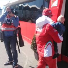 Raikkonen inculca al pequeño Robin su afición por los coches