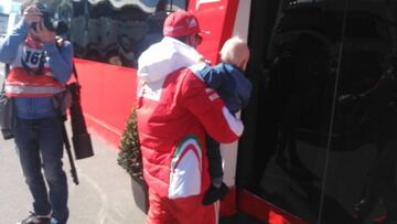 Kimi con su hijo entrando en el motorhome de Ferrari.