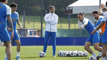 Antonio Hidalgo, entrenador del Deportivo, observa una sesión de trabajo de su equipo.
