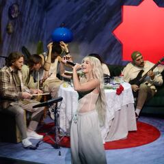 Una noche en ca’ la Mimi: Lola Índigo, de fiesta flamenca y techno en su Básico de Los40