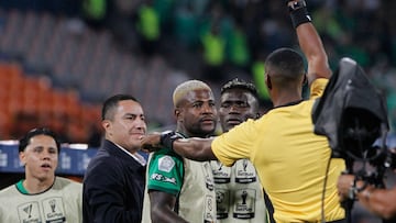 Referee Diego Ulloa shows a red card to Atletico Nacional's Mexican coach Efrain Juarez (2-L) during the Colombian football league quadrangular semifinal match between Nacional and Santa Fe at Atanasio Girardo stadium in Medellin, Colombia, on November 20, 2024. Colombian police on November 20 sanctioned Atletico Nacional's Mexican coach Efrain Juarez with a three-year ban from the country's stadiums and a fine for "provoking fans" at the end of a match on November 17. (Photo by AFP)