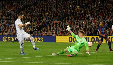 0-4. Asistencia de Vinicius a Karim Benzema que bate a Marc-André Ter Stegen en el mano a mano con toque sutil al palo largo. Hat-trick del capitán del Real Madrid.