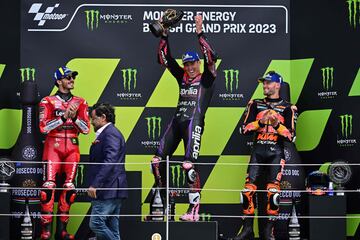 El piloto celebra en el podio la victoria de carrera mientras Francesco Bagnaia (2º) y Brad Binder (3º) le aplauden. 
 