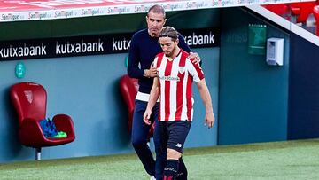 Gaizka Garitano, head coach of Athletic Club, and Iker Muniain of Athletic Club during the Spanish league, La Liga Santander, football match played between SD Eibar SAD and Cadiz CF at Ipurua stadium on October 30, 2020 in Eibar, Spain.
 AFP7 
 31/10/2020