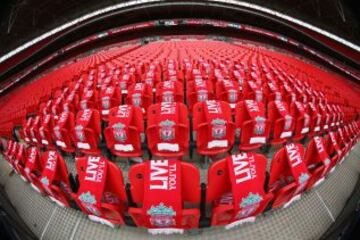 96 pañuelos de Liverpool colocados para  recordar a los que perdieron la vida hace 25 años en el desastre de Hillsborough. Antes de la semifinal de la FA Cup entre el Wigan Athletic y el Arsenal en el estadio de Wembley el 12 de abril de 2014 en Londres, Inglaterra.