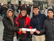 Aficionados del Racing retirando entradas para el partido de Copa del Rey contra el Barça.