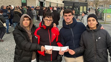 Aficionados del Racing retirando entradas para el partido de Copa del Rey contra el Barça.