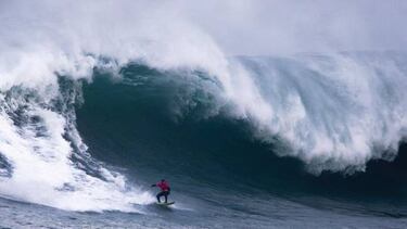 El lado m¨¢s humano de surfear olas grandes, de la mano de Valent¨ªn Hurtado 'Pana'