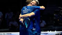 El argentino Martín Di Nenno (d) y el español Paquito Navarro (i) celebran tras vencer a la pareja formada por el brasileño Pablo Lima y el argentino Franco Stupaczuk en las Semifinales del Madrid Premier Pádel P1 que se disputa hoy viernes en el Wizink Center de Madrid.