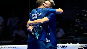 El argentino Martín Di Nenno (d) y el español Paquito Navarro (i) celebran tras vencer a la pareja formada por el brasileño Pablo Lima y el argentino Franco Stupaczuk en las Semifinales del Madrid Premier Pádel P1 que se disputa hoy viernes en el Wizink Center de Madrid.