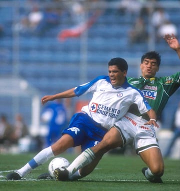 Al igual que el Tin, el delantero mexicano que estuvo en las filas del Milán (aunque sea para la foto) estuvo poco tiempo con Cruz Azul, pues sólo disputó nueve cotejos con el cuadro cementero