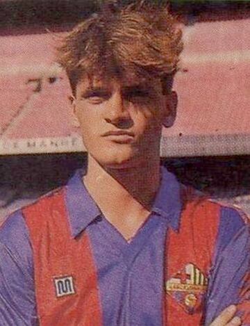 Comenz車 su carrera futbol赤stica en las categor赤as inferiores del F. C. Barcelona y donde permaneci車 hasta 1990 en el filial del Barcelona
