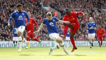 Britain Soccer Football - Liverpool v Everton - Premier League - Anfield - 1/4/17 Liverpool's Sadio Mane scores their first goal 