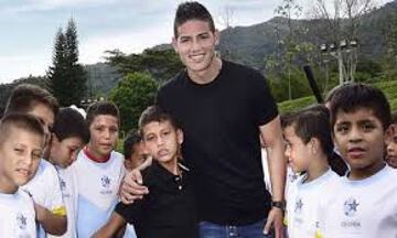El mediocampista del Everton es un crack dentro del terreno de juego. Y no lo hace nada mal afuera. El futbolista originario de Cúcuta, Colombia, junto con su madre, conformó la fundación Colombia somos todos. Esta fundación tiene como objetivo usar el futbol como herramienta de inclusión social y para "prevenir que miles de niños, niñas y jóvenes trunquen sus sueños por falta de oportunidades". En marzo de 2020, el atacante cafetalero donó material de salud para para el personal médico del Hospital Federico Lleras de Ibagué. A inicios de diciembre, James Rodríguez donó juguetes para niños y niñas en situación de vulnerabilidad en Petare, Venezuela.
