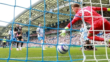 Soccer Football - Premier League - Brighton & Hove Albion v Leicester City - The American Express Community Stadium, Brighton, Britain - April 12, 2025 Leicester City's Caleb Okoli scores their second goal past Brighton & Hove Albion's Bart Verbruggen Action Images via Reuters/Peter Cziborra EDITORIAL USE ONLY. NO USE WITH UNAUTHORIZED AUDIO, VIDEO, DATA, FIXTURE LISTS, CLUB/LEAGUE LOGOS OR 'LIVE' SERVICES. ONLINE IN-MATCH USE LIMITED TO 120 IMAGES, NO VIDEO EMULATION. NO USE IN BETTING, GAMES OR SINGLE CLUB/LEAGUE/PLAYER PUBLICATIONS. PLEASE CONTACT YOUR ACCOUNT REPRESENTATIVE FOR FURTHER DETAILS..