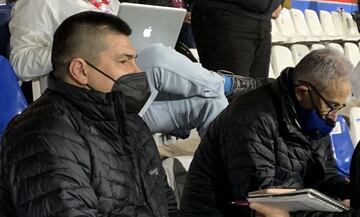 Marcelo Vega y Juvenal Olmos viendo el Chile-Paraguay.