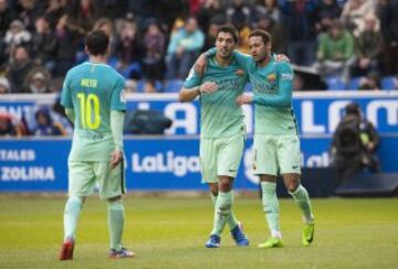 Alavés y Barcelona dieron un aperitivo de lo que será la final de la Copa del Rey. Eso sí, el equipo vasco apenas ofreció resistencia. Los culés se llevaron la victoria por un aplastante 0-6 con goles de Suárez, quien marcó dos veces, Neymar, Messi, Rakitic y uno en propia puerta de Alexis. Mientras los blaugranas asaltaban, provisionalmente, el liderato de LaLiga, Aleix Vidal se fracturó el tobillo y tardará varios meses en regresar a las canchas.