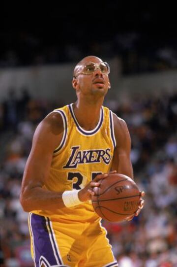 Kareem Abdul-Jabbar, con sus célebres gafas.