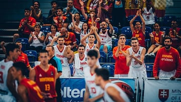 Jugadores y aficionados celebran una canasta de la de la Selección Sub-18 ante Montenegro.