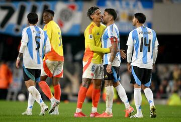Durante los noventa minutos del encuentro se pudo apreciar la 'batalla' que ten¨ªan ambos jugadores. Esto desencaden¨® en un fuerte pique al finalizar el encuentro. Otamendi le dijo: "S¨¢cate la vincha bobo" y el jugador de la selecci¨®n colombiana le respondi¨®: "Est¨¢s viejo. Cierra el c..., bobo. Est¨¢s viejo, no te da ni para correr".