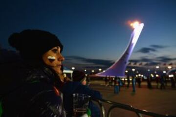 Una mujer en la plaza medalla en el parque Olímpico el 15 de febrero de 2014 en Sochi, Rusia