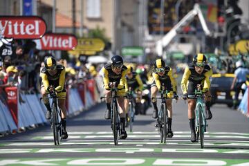 El equipo de los Países Bajos Team Lotto cruza la línea de meta de la tercera etapa de la 105ª edición del Tour de Francia.