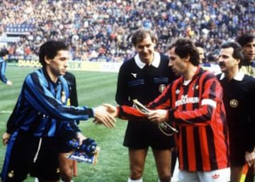 Franco Baresi, figura del Milan. Giusseppe Baresi, figura del Inter. Se enfrentaron en varios clásicos de la madonina y fueron compañeros en la selección italiana.