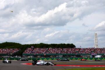 Felipe Massa lidera la carrera por delante de Valtteri Bottas, Lewis Hamilton y Nico Rosberg después de la reanudación de la carrera.