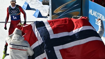 Johannes Klaebo llega a meta donde le esperan sus compañeros del relevo tras ganar el oro.