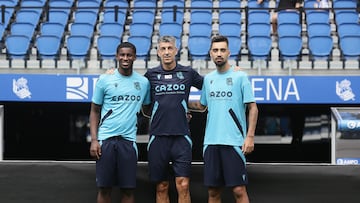 SAN SEBASTIÁN, 07/07/2022.- Los nuevos jugadores de la Real Sociedad, Mohamed-Ali Cho (i) y Brais Méndez (d), posan junto a su entrenador, Imanol Alguacil (c), este jueves durante el primer entrenamiento de la pretemporada de su equipo en el Reale Arena de San Sebastián. EFE/ Gorka Estrada
