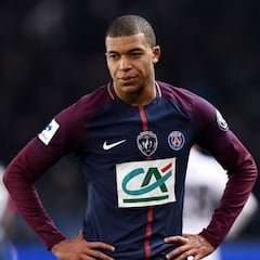 Mbappé posa con la camiseta del PSG de la próxima temporada