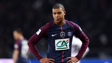 Mbappé posa con la camiseta del PSG de la próxima temporada