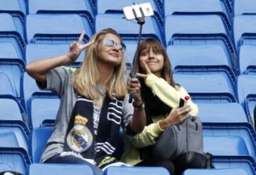 Comienzo del partido entre el Real Madrid y Las Palmas en el Santiago Bernabeu. Aficionadas.