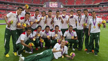 Jugadores de México festejan con sus medallas de Oro en Wembley Stadium.
