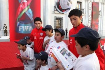 En La Moneda se realizó el lanzamiento del Trophy Tour del Mundial Sub 17. El trofeo recorrerá distintas ciudades de Chile.