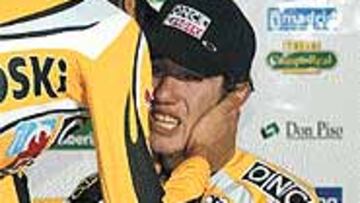 <b>LLANTO TRIUNFAL.</B> Isidro Nozal empezó a creerse ayer que puede ganar la Vuelta y rompió a llorar. Cuando le felicitó su compañero Igor, con su director, Manolo Saiz, en la sala de prensa...