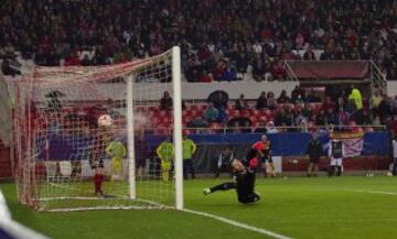 1-1. Giovani anoto el gol del empate en un lanzamiento de libre directo. Sergio Rico.