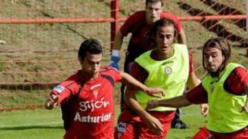 <b>REGATE. </b>Miguel de las Cuevas, en un lance del partido disputado ayer en Mareo.