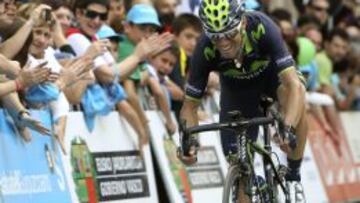 El ciclista del Movistar Alejandro Valverde llega a meta en segunda posición, por detrás de Alberto Contador (Tinkoff-Saxo), en la etapa inaugural de la 54 Vuelta al País Vasco, Ordizia-Ordizia, de 153,4 kilómetros, con salida y llegada en la localidad guipuzcoana de Ordizia.