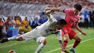 Soccer Football - International Friendly - South Korea v Paraguay - Suwon World Cup Stadium, Suwon, South Korea - June 10, 2022 Paraguay's Mathias Villasanti in action with South Korea's Won-Sang Um REUTERS/Kim Hong-Ji