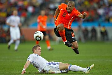 Subcampeón del mundo en 2010 y titular indiscutido tanto en Holanda como Milán, De Jong se ha hecho propietario del mote de 'jugador rudo'. Basta recordar la patada en todo el pecho propinada a Xabi Alonso en la final de Sudáfrica 2010. Por aquella razón, L'Equipe lo incluye en este ránking.