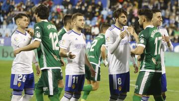 Borja Sáinz, Vada, Eugeni y Sabin Merino saludan a sus rivales antes del partido contra el Amorebieta.