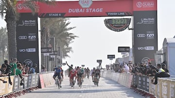 Consulta el resumen y los resultados de la sexta etapa del UAE Tour con victoria de Sam Bennett en Palm Jumeirah y con Tadej Pogacar como l&iacute;der de la general.