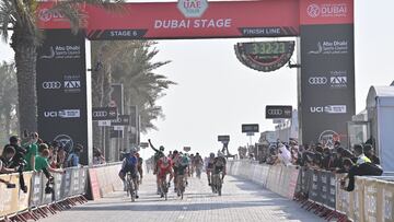 Consulta el resumen y los resultados de la sexta etapa del UAE Tour con victoria de Sam Bennett en Palm Jumeirah y con Tadej Pogacar como l&iacute;der de la general.