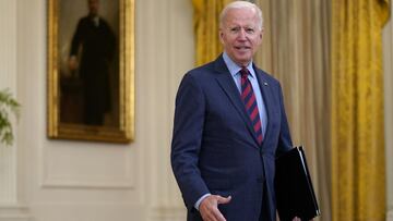 El presidente Joe Biden responde una pregunta cuando se va despu&eacute;s de hablar sobre la pandemia de coronavirus en el Sal&oacute;n Este de la Casa Blanca en Washington, el martes 3 de agosto de 2021. 