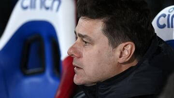 Mauricio Pochettino, entrenador del Chelsea, sentado en el banquillo de Selhurst Park.