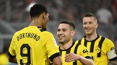 Guerreiro celebra con Haller un gol con el Borussia Dortmund.